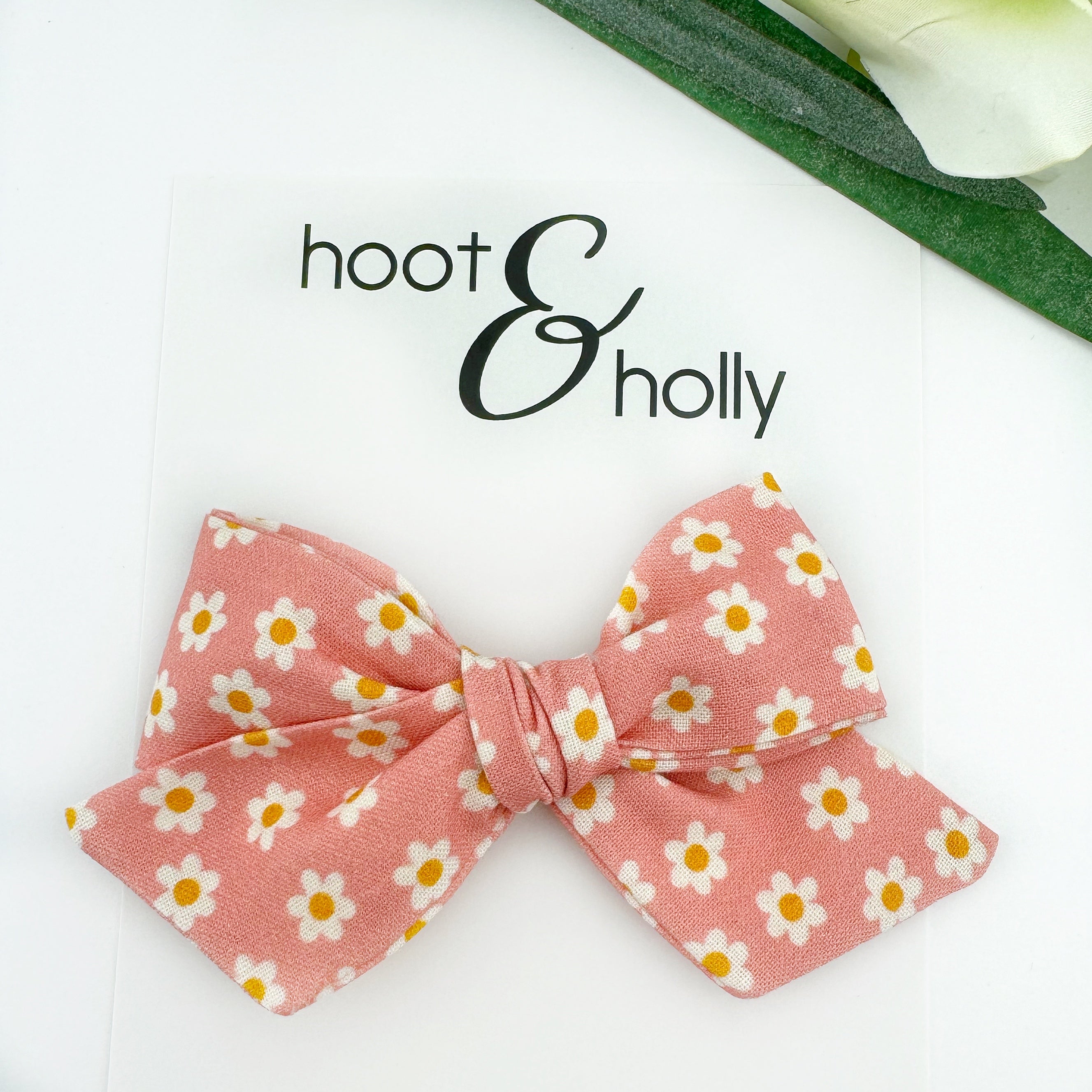 Victoria Bow - Daisies on Pink