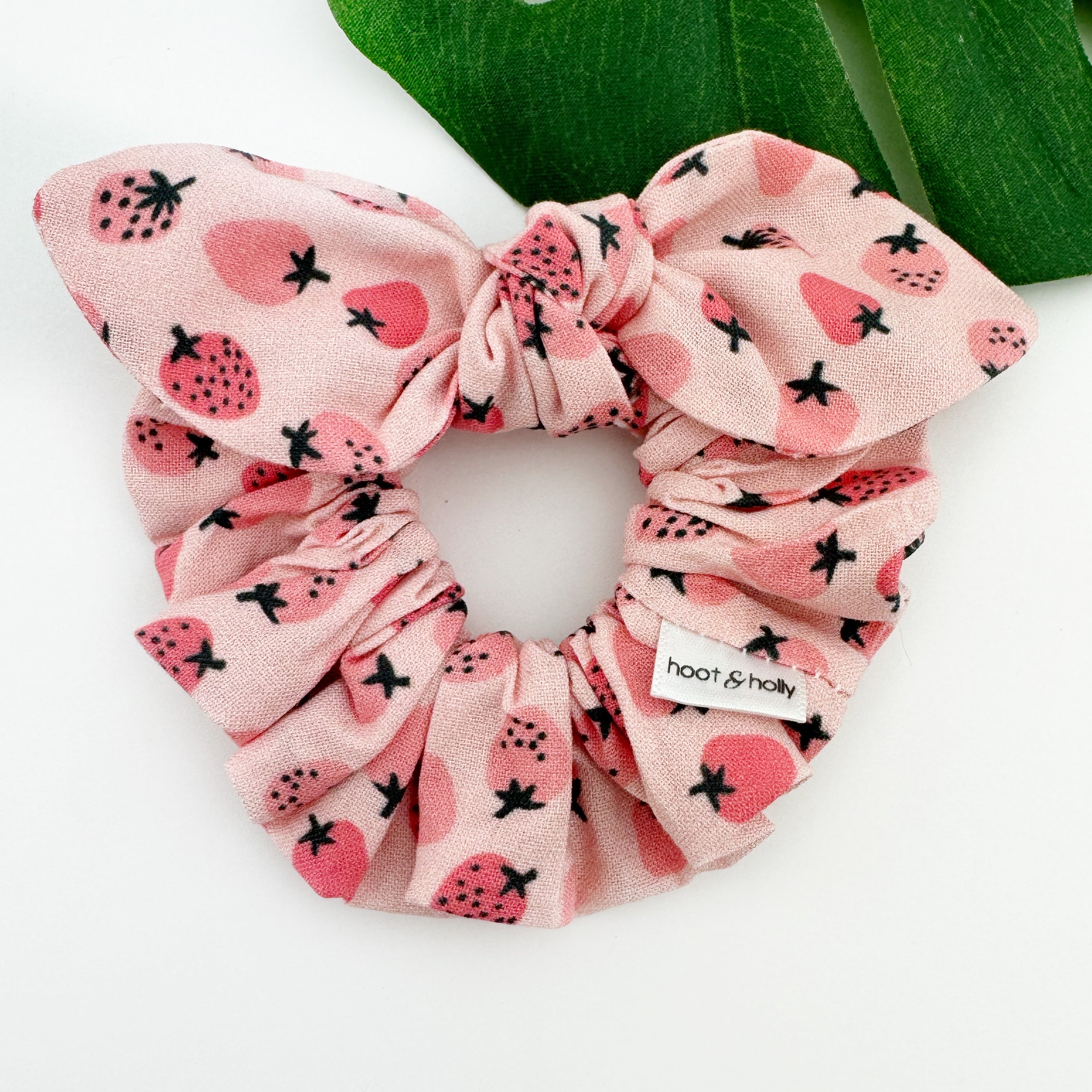 Knot Scrunchies - Strawberries - Regular