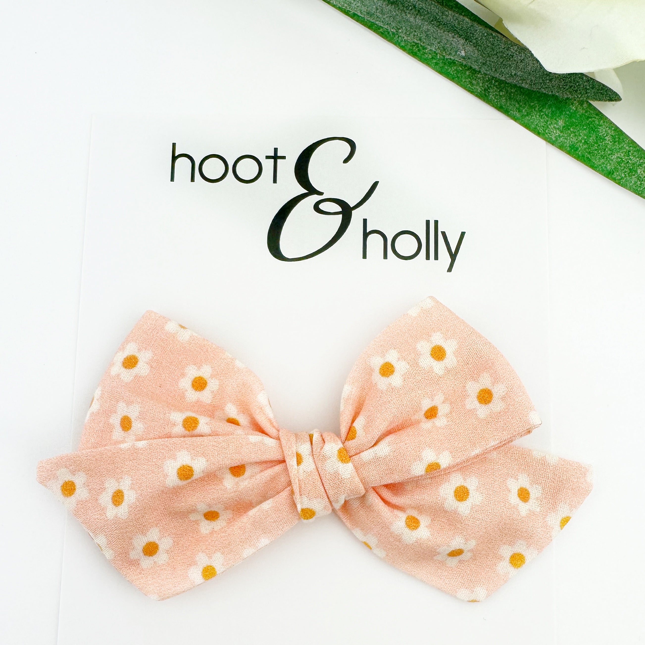 Victoria Bow - Daisies on Peach