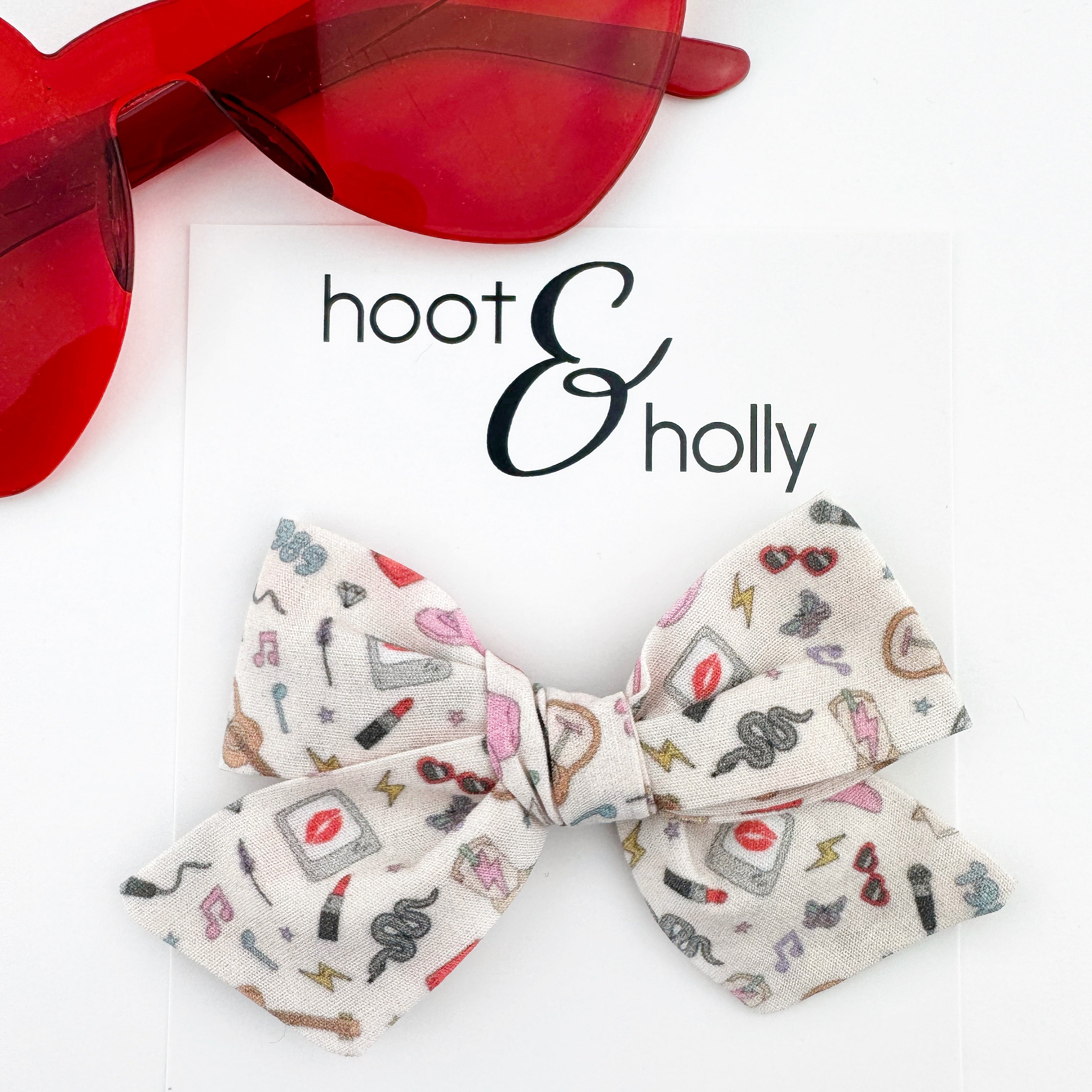 Victoria Bow - Eras on Cream